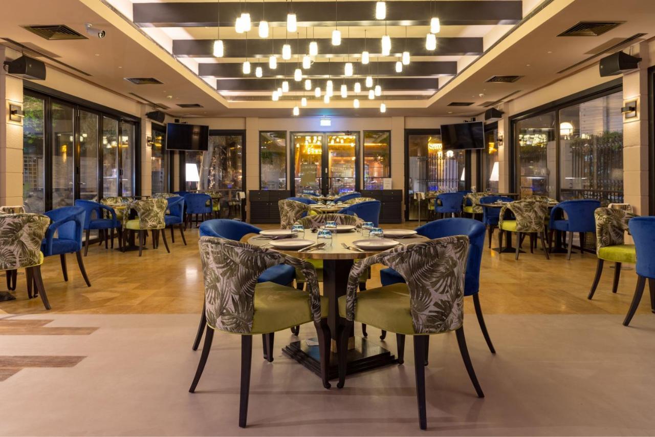 Le Meridien Dubai Hotel & Conference Centre Екстериор снимка The interior of the restaurant