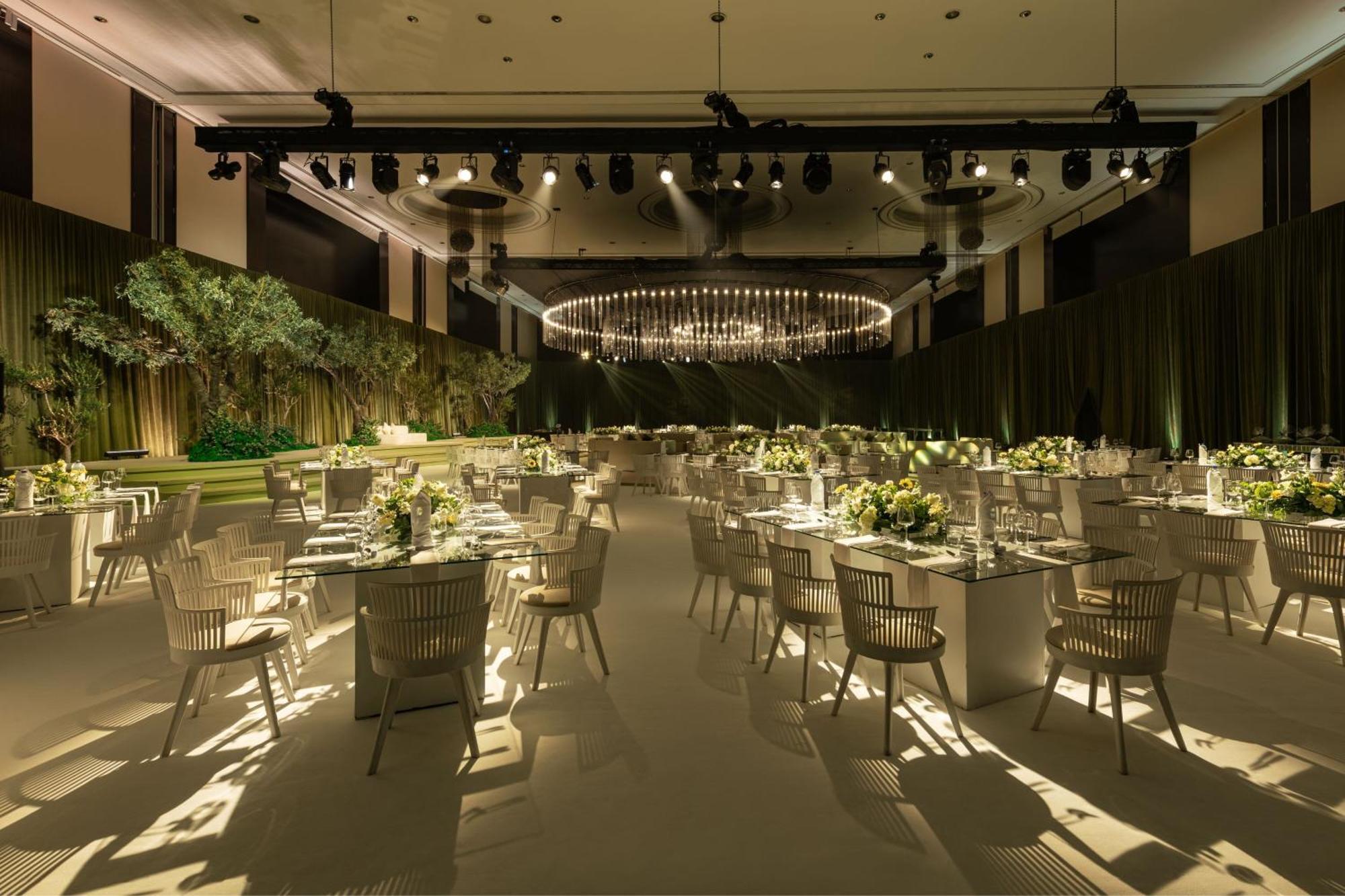 Le Meridien Dubai Hotel & Conference Centre Екстериор снимка The photo shows an elegantly designed banquet or event space. The room features several tables arranged with white tablecloths, each set with plates, glasses, and floral centerpieces. There are modern, light-colored chairs around the tables. The ambi