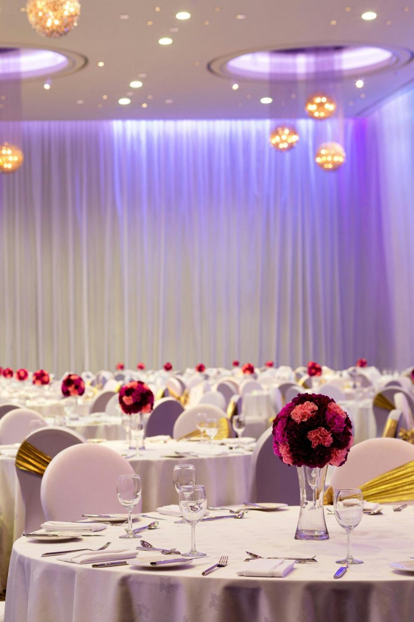 Le Meridien Dubai Hotel & Conference Centre Екстериор снимка The Great Hall at the University of Western Australia