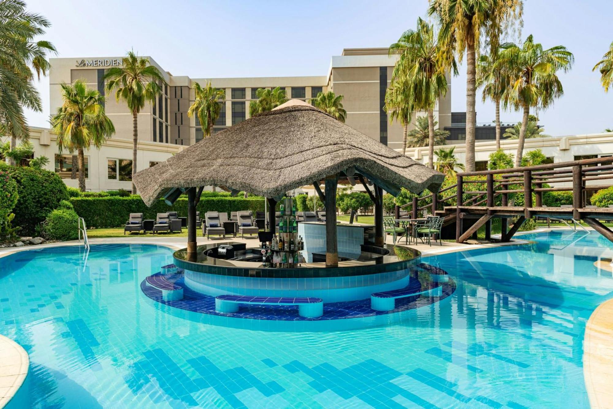 Le Meridien Dubai Hotel & Conference Centre Екстериор снимка The swimming pool at the hotel