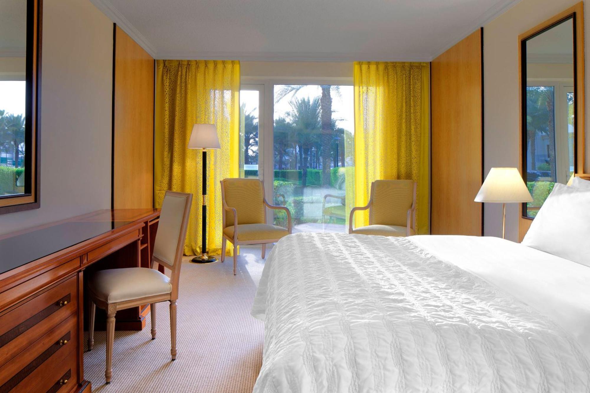 Le Meridien Dubai Hotel & Conference Centre Екстериор снимка A room at the Westin Palace, Madrid