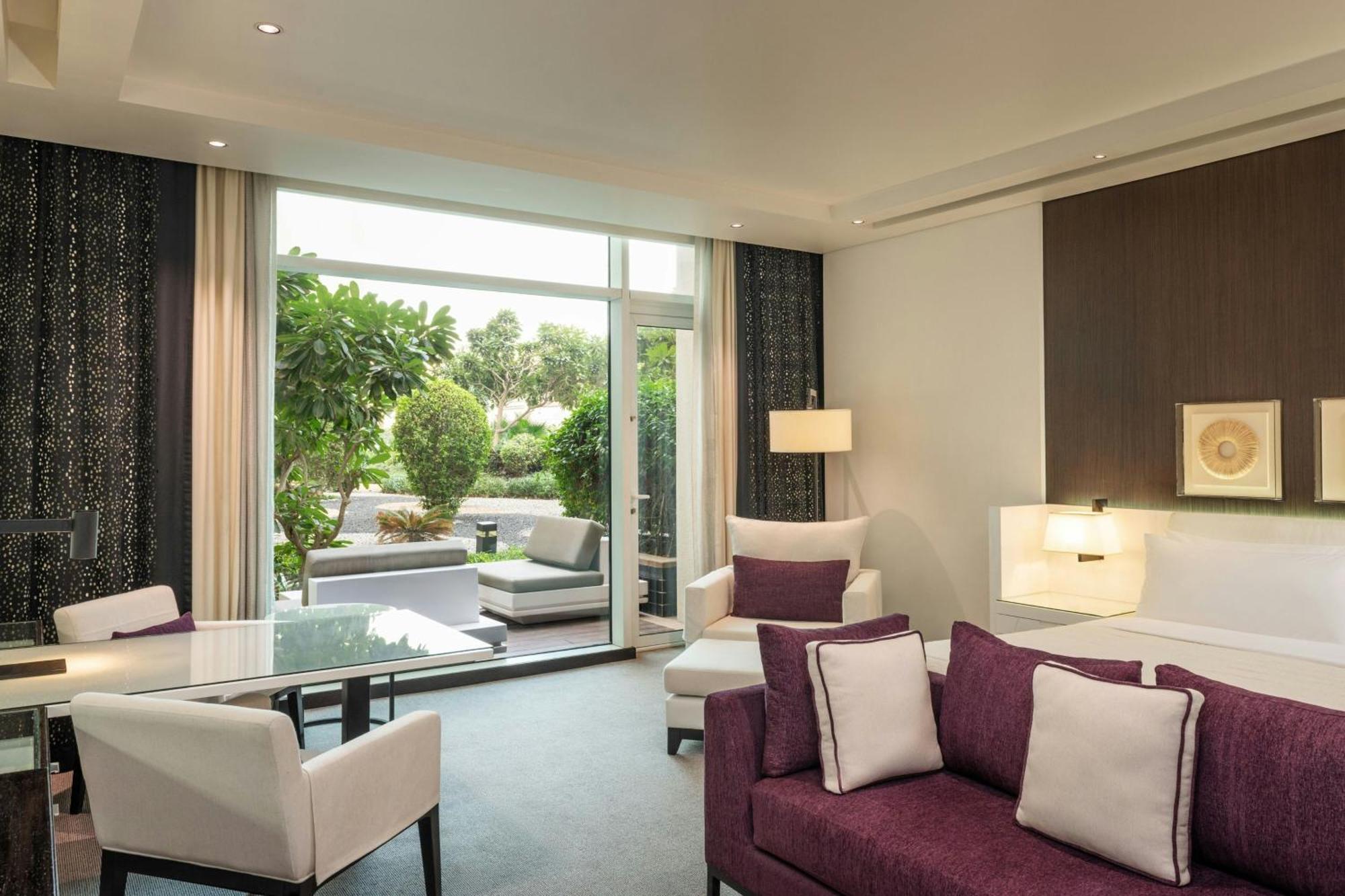 Le Meridien Dubai Hotel & Conference Centre Екстериор снимка A suite at the hotel